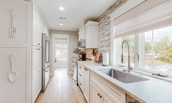Bluffton Apartamento | Elegant retreat near the sea with a covered balcony, chef's kitchen, W/D, & AC
