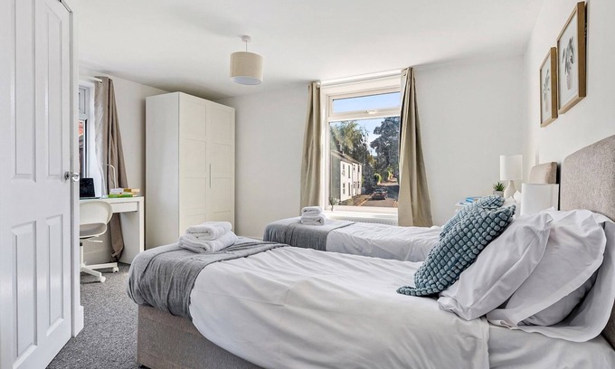 Macclesfield Casa | Elegant Retreat | Pass the keys
