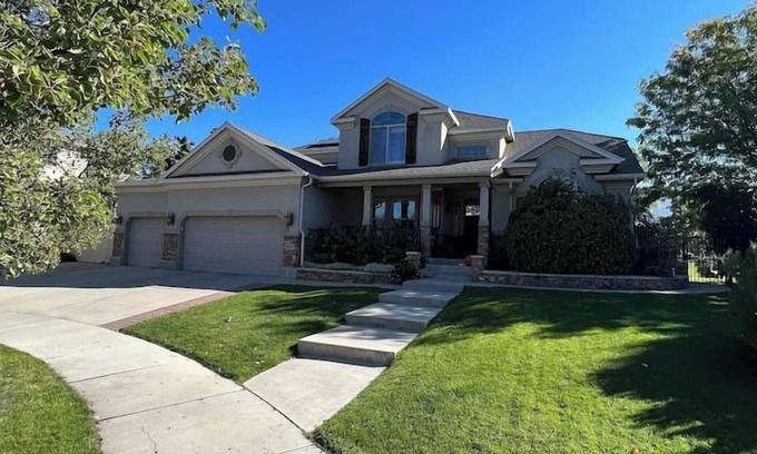 Scera Park South Casa | Elegant Retreat & Small Gathering Home-Waffles too