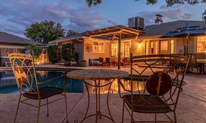 Central Sacramento Casa | Elegant River Park Sanctuary