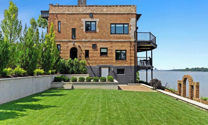Louisville Casa | Elegant Riverside Escape | Historic Charm & Views