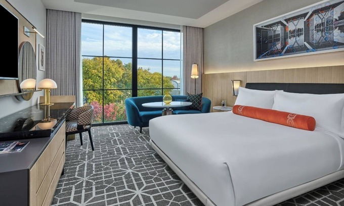 Fort Worth Cultural District Hotel | Elegant Room w/ Balcony Designed for Arts & Leisure