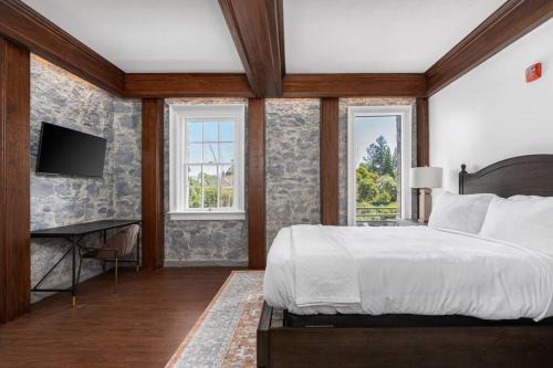 Santa Rosa Apartamento | Elegant Santa Rosa Getaway at Historic Stonehouse!