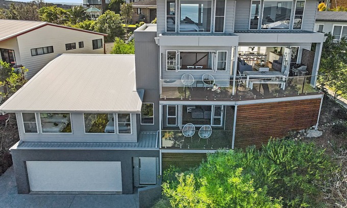 Forresters Beach Casa | Elegant Sea-facing Home with Fantastic Views