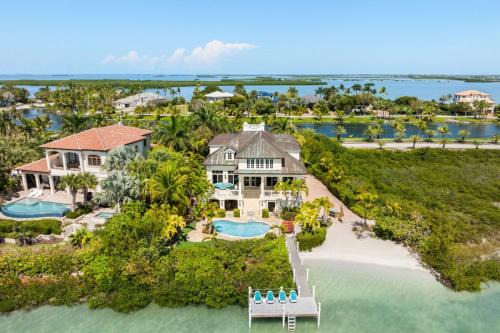 New Town Apartamento | Elegant Seafront Villa