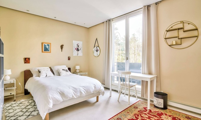 Parchamp–Albert Kahn Villa | Elegant six-bedroom villa of 350 m2 with garden.