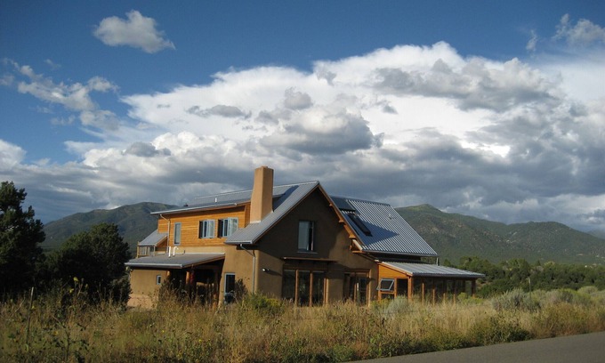 El Prado Casa | Elegante casa solar: a medio camino entre Taos y Taos Ski Valley
