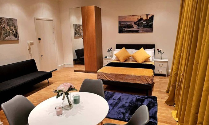 College Park and Old Oak Condominio | Elegant Spacious London Flat C