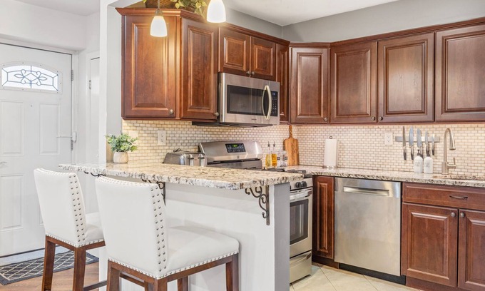 Hoboken Condominio | Elegant Spacious Well-stocked Brownstone Duplex