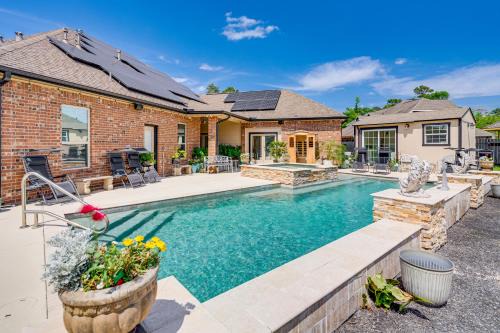 Spring Casa | Elegant Spring Home with Full Kitchen and Pool
