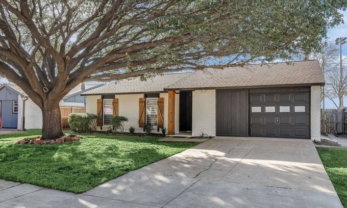 The Colony Casa | Elegant Stay w/ Pool & Hot Tub Relaxation in the Sun
