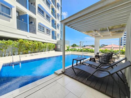Mandaue Apartamento | Elegant Studio with balcony unit 625 - 6th floor - near Ateneo De Cebu - High speed internet - Northwoods Place