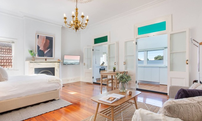 Petersham Apartamento | Elegant Studio with Sunny Kitchen 25 min from CBD