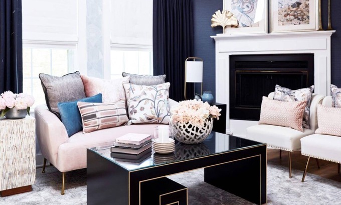Lenox Cama Y Desayuno | Elegant suite with a king bed, fireplace, and kitchenette.