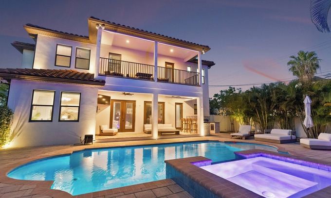 Virginia Park Casa | Elegant Tampa Oasis: Pool, Sauna, Cold Plunge, Firepit. Near Downtown & Bayshore