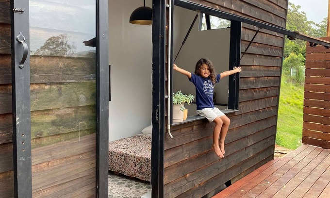 Valla Cabina | Elegant Tiny Home in Valla. Coastal Food Forest. Only 5 mins to beach & cafes.
