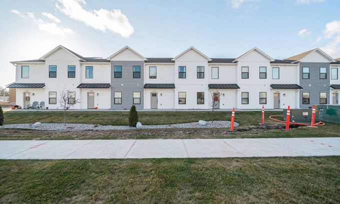 Ammon Casa | Elegant Townhouse in Ammon, Idaho