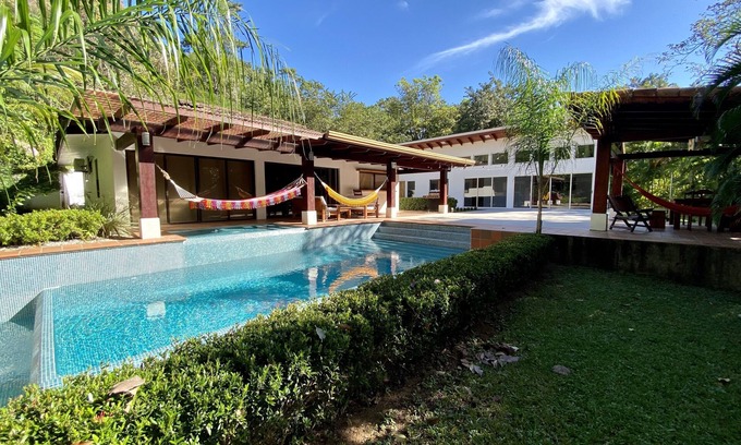 Puerto Carrillo Villa | Elegante villa tropical con piscina y excelentes vistas, minutos de Playa Carrillo