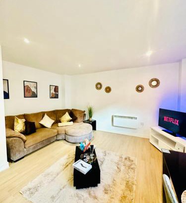 The Westside Apartamento | Elegant Two Bedroom Apartment In the Centre with Parking and Garden