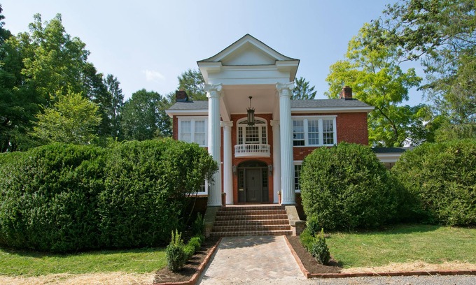 Lewisburg Casa | Elegante mansión actualizada en el corazón de Lewisburg