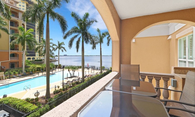 Fort Myers Condominio | Elegant, Upscale Waterfront Condo! Unforgettable Sunsets! Stunning Pool & Pool Deck! Free Parking