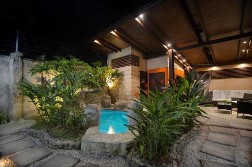 La Fortuna Villa | Elegant Villa in La Fortuna with spacious backyard plus very private pool & parking