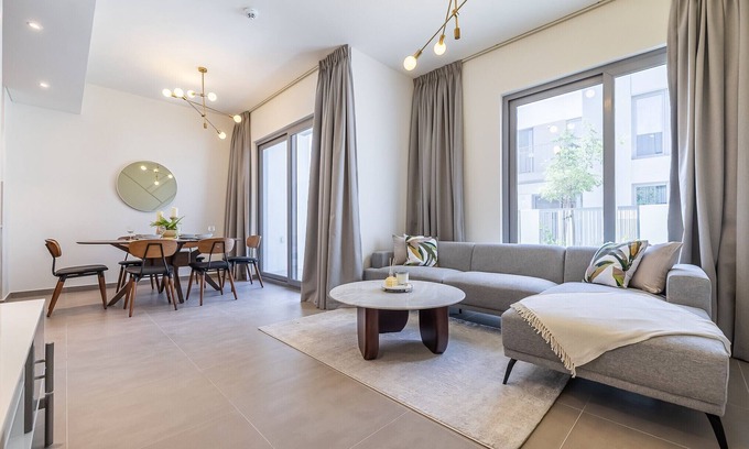 Dubai Chalet De Esquí | Elegant villa with 3 BDR I Maid Room I Garden /B51