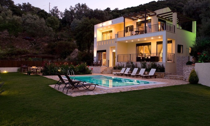 Mikros Gialos Villa | Elegante villa con hermosas vistas y piscina privada a 100 m de la playa