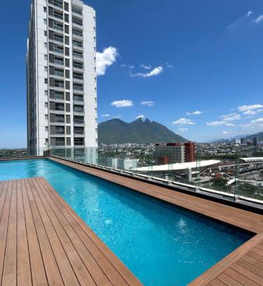 Centro de Monterrey Apartamento | Elegante loft apartment Paseo Santa Lucia king size bed, alberca, gym, parking, kids club