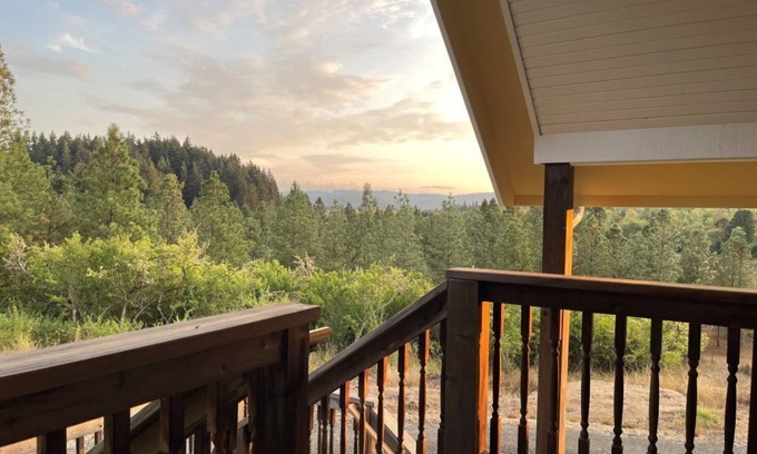 Eugene Apartamento | Elegantly appointed guest apartment on beautiful farm estate in west Eugene.