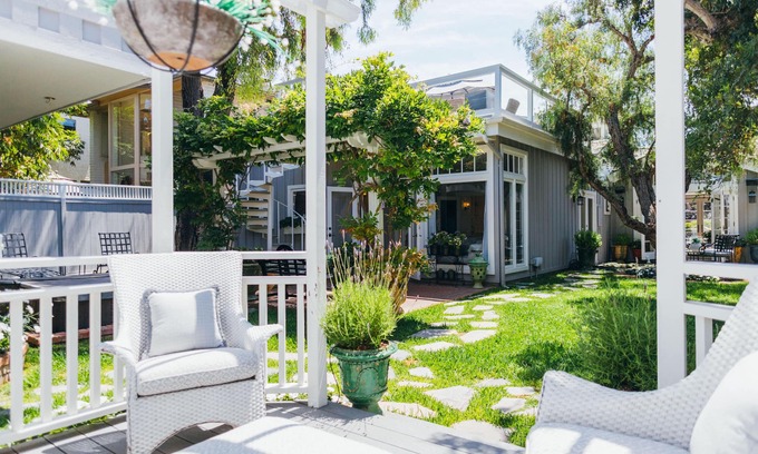Corona del Mar Casa | Elegantly Decorated Single-Story Home with Soaring Ceilings and Large Yard