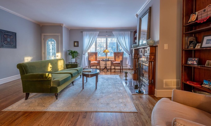 Oak Park Casa | Elegantly decorated spacious 4 bedroom, 5 bathroom home in historic Oak Park