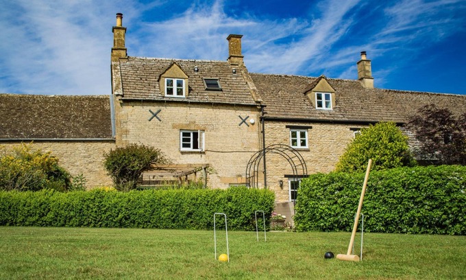 Burford Cabaña | Elegantly furnished holiday home in the Cotswolds with a hot tub - Stonelands