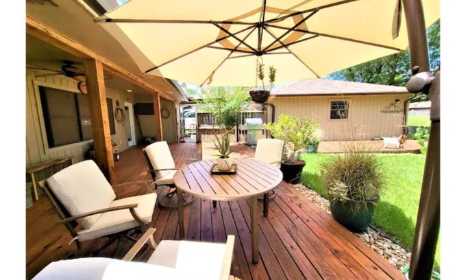 Clear Lake Casa | Elegent NASA Ranch 5 bedrooms with hot tub