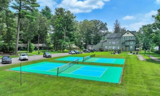 Canadensis Cabina | Elements Modern Cottage | Firepits | Pickleball