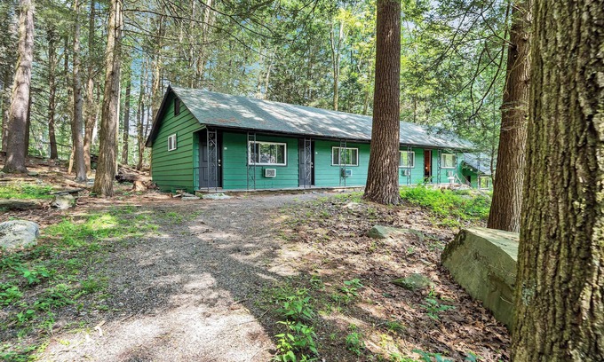Canadensis Casa | Elements Pocono Modern | Firepits | Pet Friendly