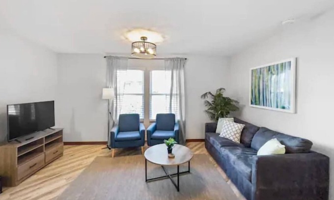 Roseland Apartamento | Elevate Apartments at Notre Dame - Handicap Accessible Upscale 2BR in Notre Dame