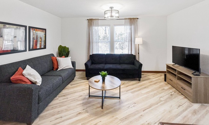 Notre Dame Apartamento | Elevate Apartments at Notre Dame | Well Lit and Homey 2BR Apr near Notre Dame
