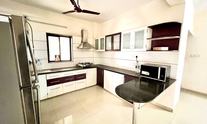 Vadodara Apartamento | Elevate Your Stay: Luxurious 8th Floor Penthouse