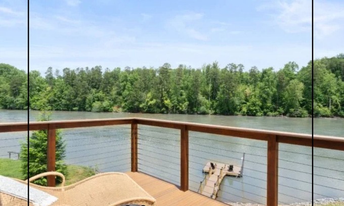 Rhodhiss Cabaña | Elevated cottage on the Catawba River with lots of outdoor space!