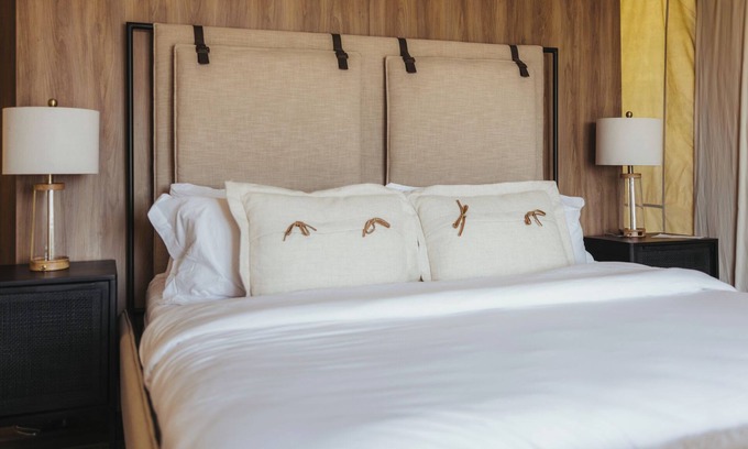 Fredericksburg Cabina | Elevated Couples Tent Suite