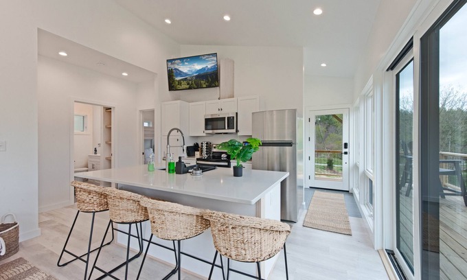 Marshall Cabina | Elevated Escape: Cabin in Marshall. Seasonal Mountain Views. <1 mile to downtown