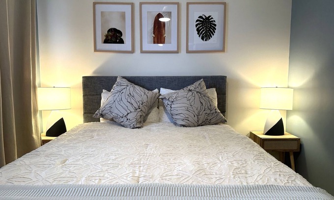 McCully - Moiliili Apartamento | Elevated Honolulu Sanctuary Renovated w/ Aircon