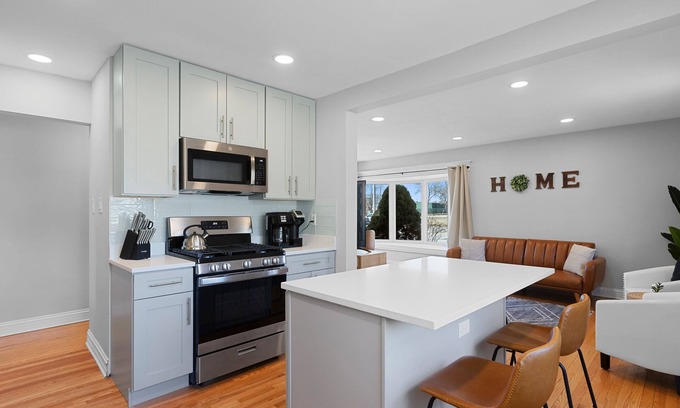 Arlington Heights Casa | Elevation, 5 Beds Open Concept, Huge Basement