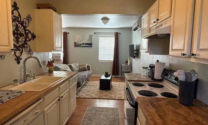 Sayles Blvd. Area Casa | Eleven South: One - Modern Studio Apartment