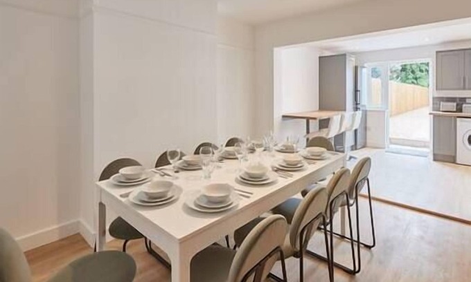 Cambridge Casa | Elfleda Stay | Modern 5 bedroom house