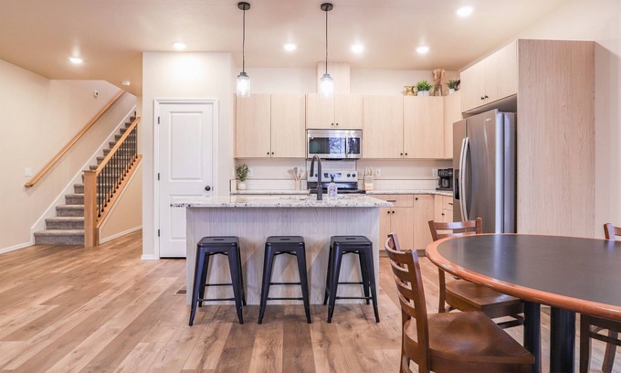 Caldwell Casa | Elgin Collective Townhome 102 | Sleeps 10| Heart of Caldwell