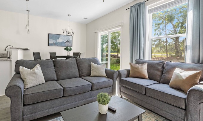 Huntcliff Casa | Elgin Enclave- Sleeps 6 - 12 min from Fort Jackson - Pet Friendly!