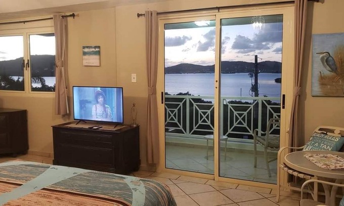 Culebra Pueblo Apartamento | Estudio-Familiar-Baño Privado-Vista al Mar-EliMar Bay View Studio