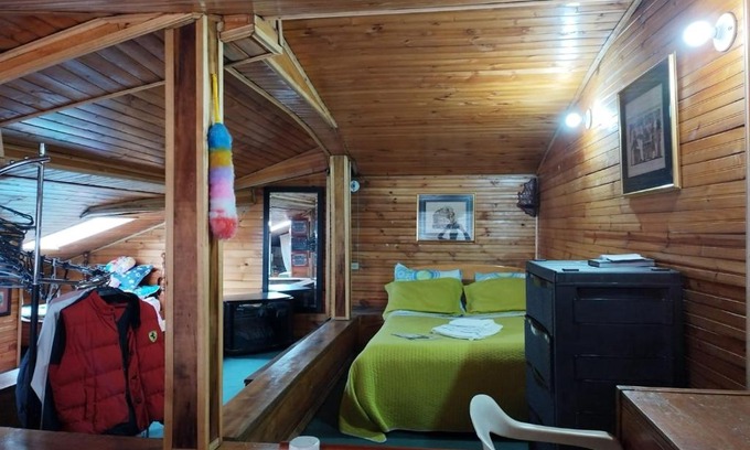 Teusaquillo Casa | Altillo, amplio confortable tipo habitación, cama semidoble.